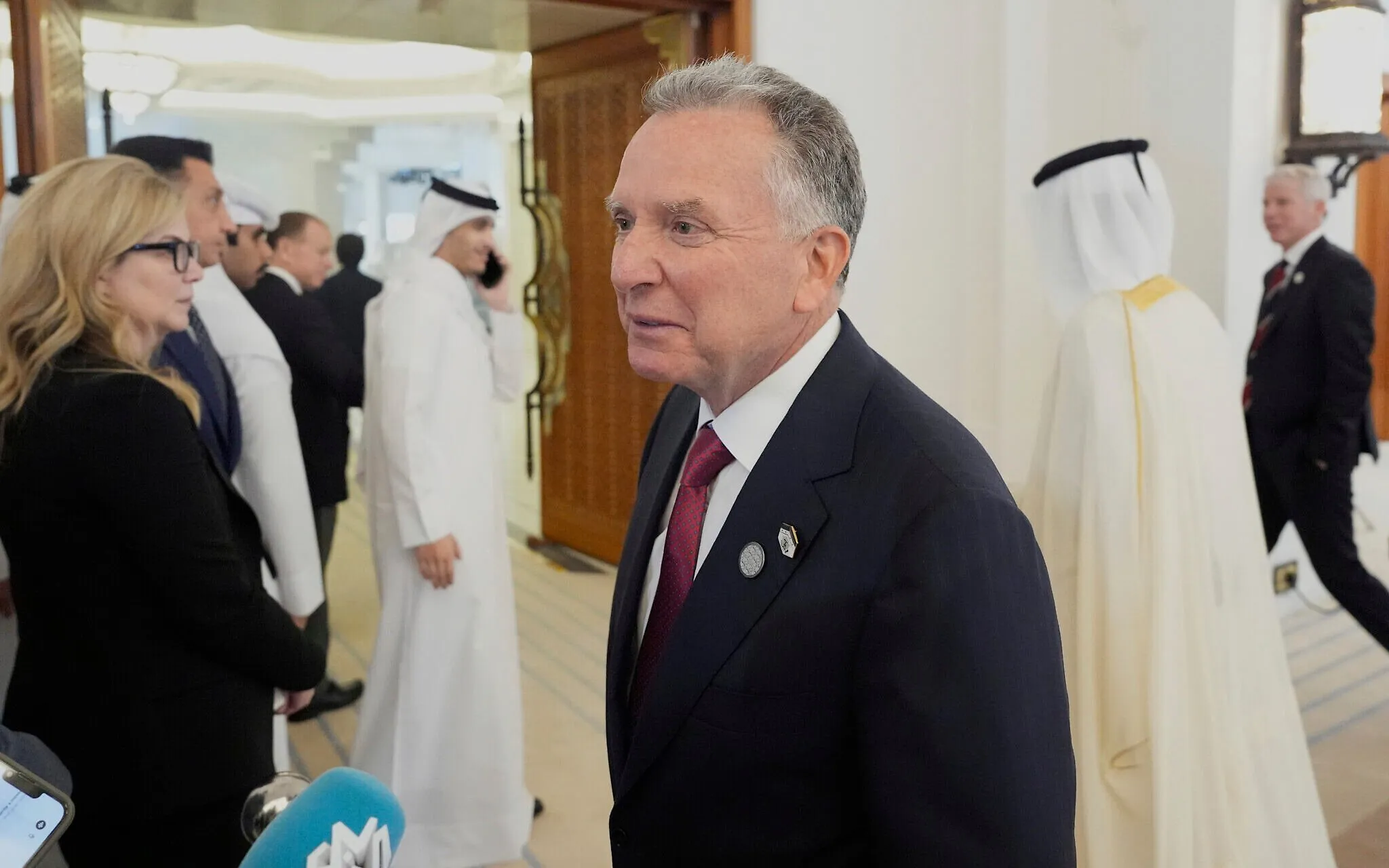 El enviado especial de la Casa Blanca, Steve Witkoff, habla con periodistas después de una ceremonia de firma entre el presidente Donald Trump y el emir de Qatar, el jeque Tamim bin Hamad Al Thani, en el Amiri Diwan en Doha, Qatar, el 14 de mayo de 2025. (AP Foto/Alex Brandon)