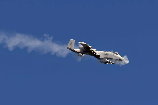 El A-10 Thunderbolt II aniquila blindajes con su cañón GAU-8/A