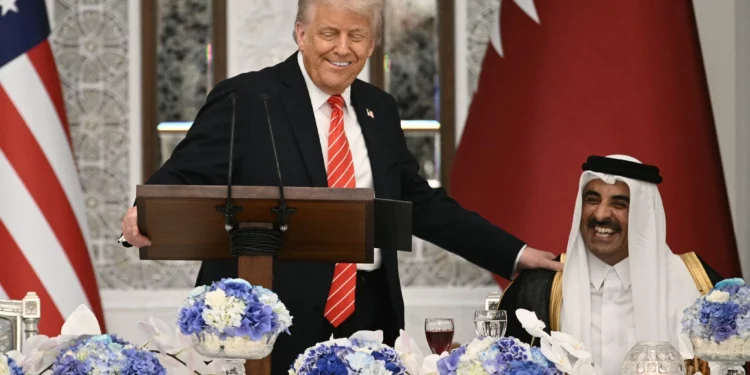 Trump firma en Qatar acuerdos históricos por aviones y drones