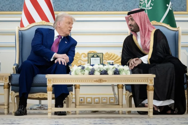 Trump firma acuerdo histórico de armas con Arabia Saudita por $142 mil millones