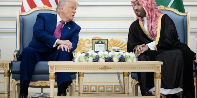 Trump firma acuerdo histórico de armas con Arabia Saudita por $142 mil millones
