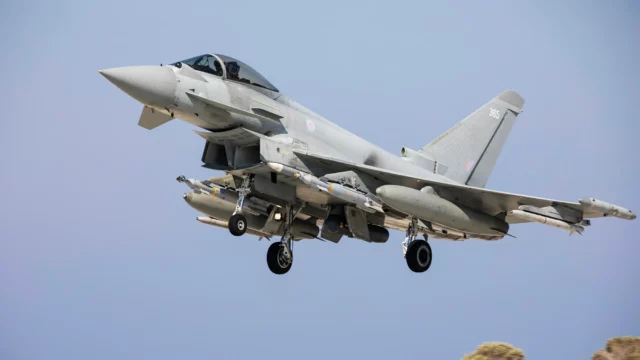 Typhoon de la RAF atacan fábrica de drones hutíes en Yemen