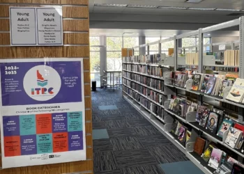 Un hombre de Ohio sacó libros sobre historia judía y los quemó