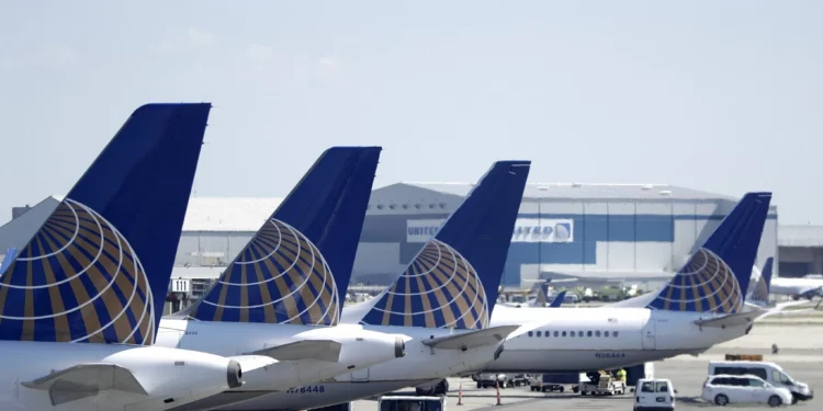 United Airlines detiene vuelos a Tel Aviv tras ataque con misil