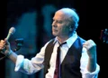 Archivo: El cantante estadounidense ganador del Grammy, Art Garfunkel, se presenta en el escenario del estadio Bloomfield de la ciudad israelí de Tel Aviv, el 10 de junio de 2015. (Gil Cohen Magen/AFP)