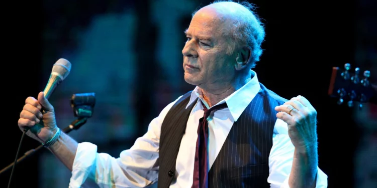 Archivo: El cantante estadounidense ganador del Grammy, Art Garfunkel, se presenta en el escenario del estadio Bloomfield de la ciudad israelí de Tel Aviv, el 10 de junio de 2015. (Gil Cohen Magen/AFP)