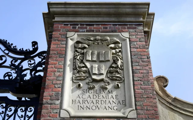 Trump ordena cancelar $100 millones en contratos con Harvard