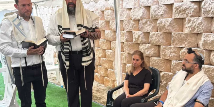 Hananel Gez (derecha) se sienta durante una ceremonia para ponerle nombre a su bebé, quien nació por cesárea de emergencia después de que su madre muriera a tiros en un ataque terrorista, el 20 de mayo de 2025. (Cortesía del asentamiento de Bruchin)