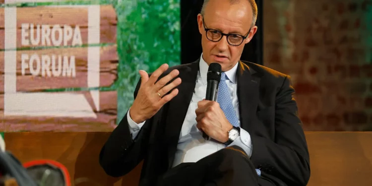 El canciller alemán, Friedrich Merz, participa en un debate en el escenario durante la jornada inaugural de la conferencia digital «Re:publica 25» en Berlín el 26 de mayo de 2025. (Odd ANDERSEN / AFP)