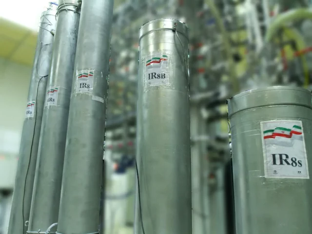 Irán afirma que continuará las conversaciones con el OIEA: Aunque restringe acceso a instalaciones nucleares