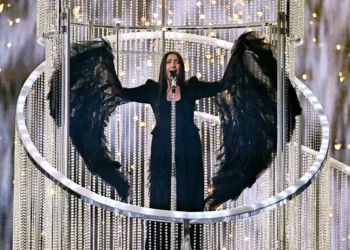 El cantante israelí Yuval Raphael se presenta durante el ensayo general de la segunda semifinal del Festival de la Canción de Eurovisión 2025, en el estadio St. Jakobshalle de Basilea, el 14 de mayo de 2025. (Fabrice COFFRINI / AFP)