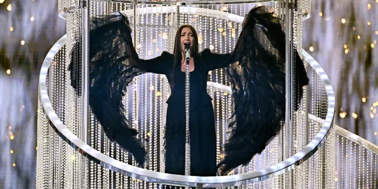 El cantante israelí Yuval Raphael se presenta durante el ensayo general de la segunda semifinal del Festival de la Canción de Eurovisión 2025, en el estadio St. Jakobshalle de Basilea, el 14 de mayo de 2025. (Fabrice COFFRINI / AFP)