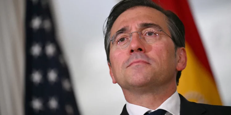 El ministro de Asuntos Exteriores español, José Manuel Albares, escucha durante su reunión con el secretario de Estado de Estados Unidos, Marco Rubio, en la Sala de Tratados del Departamento de Estado en Washington, DC, el 22 de mayo de 2025. (Drew ANGERER / AFP)