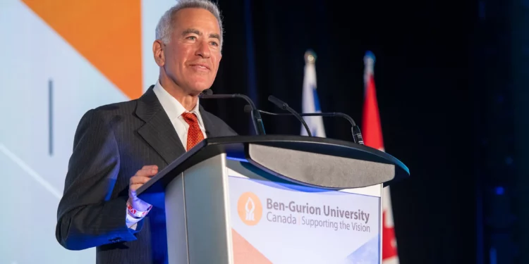 El filántropo Sylvan Adams anuncia una donación de 100 millones de dólares a la Universidad Ben-Gurión del Néguev, en un evento en Toronto, Canadá, el 3 de diciembre de 2023. (Liora Kogan/Cortesía)