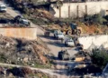 Esta imagen, tomada desde la frontera norte de Israel con el Líbano, muestra vehículos de la Fuerza Provisional de las Naciones Unidas en el Líbano (FPNUL) y del Ejército libanés desplegados en la aldea de Odaisseh, en el sur del Líbano, el 18 de febrero de 2025. (Jalaa Marey/AFP)