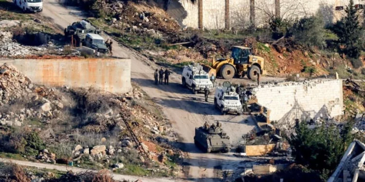 Esta imagen, tomada desde la frontera norte de Israel con el Líbano, muestra vehículos de la Fuerza Provisional de las Naciones Unidas en el Líbano (FPNUL) y del Ejército libanés desplegados en la aldea de Odaisseh, en el sur del Líbano, el 18 de febrero de 2025. (Jalaa Marey/AFP)