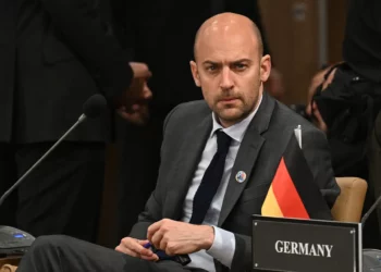 El ministro de Asuntos Exteriores de Francia, Jean-Noël Barrot, observa durante una reunión informal de ministros de Asuntos Exteriores de la Organización del Tratado del Atlántico Norte (OTAN) antes de las posibles conversaciones de paz entre Ucrania y Rusia, en Antalya, Turquía, el 15 de mayo de 2025. (Ozan KOSE / AFP)