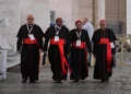 De izquierda a derecha, los cardenales Fernando Natalio Chomalí Garib, Anthony Poola, Charles Maung Bo y Francis Xavier Kriengsak Kovithavanij salen del Vaticano el sábado 3 de mayo de 2025, tras asistir a una sesión de la Congregación general de Cardenales en el Aula Nueva del Sínodo, donde se preparan para el cónclave que comenzará el 7 de mayo y elegirá al 267.º pontífice romano. (Foto AP/Andrew Medichini)