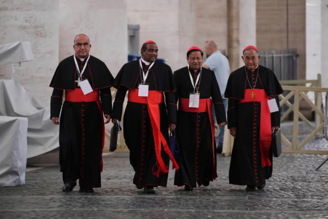 Los cardenales del mundo se reúnen en Roma antes del cónclave papal