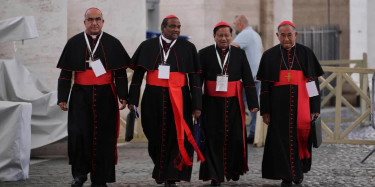 De izquierda a derecha, los cardenales Fernando Natalio Chomalí Garib, Anthony Poola, Charles Maung Bo y Francis Xavier Kriengsak Kovithavanij salen del Vaticano el sábado 3 de mayo de 2025, tras asistir a una sesión de la Congregación general de Cardenales en el Aula Nueva del Sínodo, donde se preparan para el cónclave que comenzará el 7 de mayo y elegirá al 267.º pontífice romano. (Foto AP/Andrew Medichini)