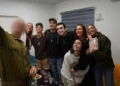 Edan Alexander (centro) se reúne con su familia tras ser liberado del cautiverio de Hamás, el 12 de mayo de 2025. (Portavoz de las FDI)