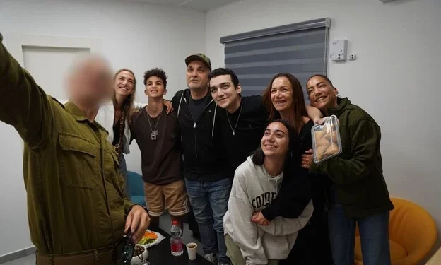Edan Alexander (centro) se reúne con su familia tras ser liberado del cautiverio de Hamás, el 12 de mayo de 2025. (Portavoz de las FDI)