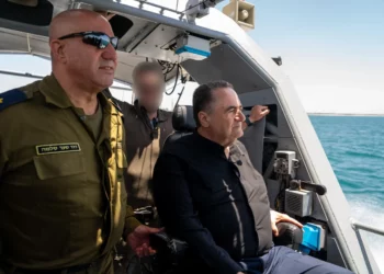 El ministro de Defensa, Israel Katz (derecha), y el vicealmirante David Sa'ar Salama, jefe de la Armada, aparecen en un barco en la Base Naval de Ashdod, en el sur de Israel, el 21 de mayo de 2025. (Ariel Hermoni/Ministerio de Defensa)