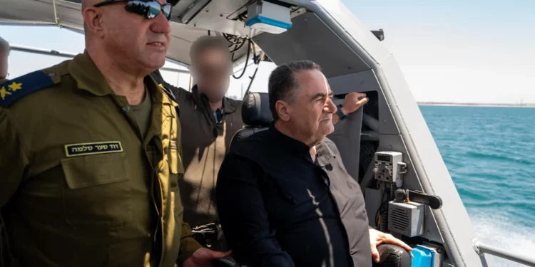 El ministro de Defensa, Israel Katz (derecha), y el vicealmirante David Sa'ar Salama, jefe de la Armada, aparecen en un barco en la Base Naval de Ashdod, en el sur de Israel, el 21 de mayo de 2025. (Ariel Hermoni/Ministerio de Defensa)