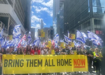 Rehenes liberados y familiares de los rehenes de Gaza viajan en una carroza del Foro de Rehenes y Familias Desaparecidas en el desfile del Día de Israel del 18 de mayo de 2024 en la ciudad de Nueva York (Jessica Steinberg/Times of Israel)