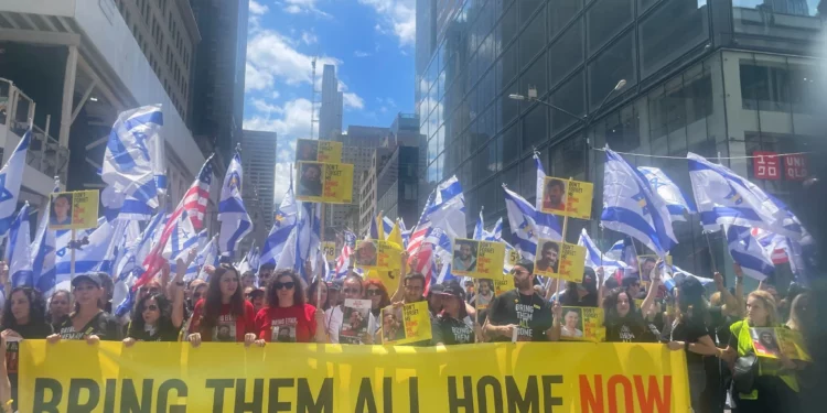 Rehenes liberados y familiares de los rehenes de Gaza viajan en una carroza del Foro de Rehenes y Familias Desaparecidas en el desfile del Día de Israel del 18 de mayo de 2024 en la ciudad de Nueva York (Jessica Steinberg/Times of Israel)