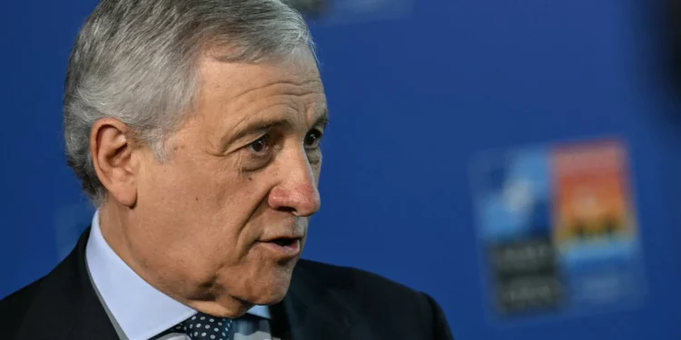 El ministro de Asuntos Exteriores de Italia, Antonio Tajani, habla con la prensa a su llegada a una reunión informal de ministros de Asuntos Exteriores de la OTAN antes de las posibles conversaciones de paz entre Ucrania y Rusia en Turquía, en Antalya, el 15 de mayo de 2025. (OZAN KOSE / AFP)