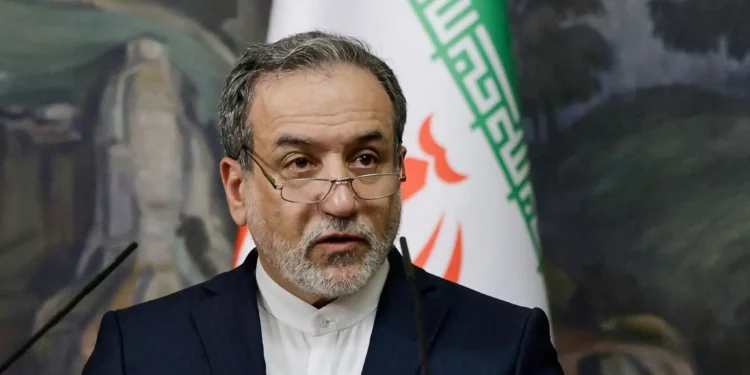 El ministro de Asuntos Exteriores de Irán, Abbas Aragchi, asiste a una conferencia de prensa tras una reunión con el ministro de Asuntos Exteriores de Rusia, Sergei Lavrov, en Moscú, el 18 de abril de 2025. (Tatyana Makeyeva/Pool vía Reuters)