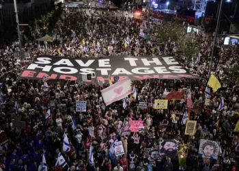 Manifestantes en Tel Aviv protestan contra la guerra y por la liberación de los israelíes secuestrados en la Franja de Gaza el 24 de mayo de 2025. (Tomer Neuberg/Flash90)