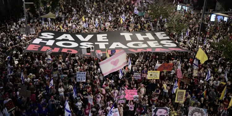 Manifestantes en Tel Aviv protestan contra la guerra y por la liberación de los israelíes secuestrados en la Franja de Gaza el 24 de mayo de 2025. (Tomer Neuberg/Flash90)