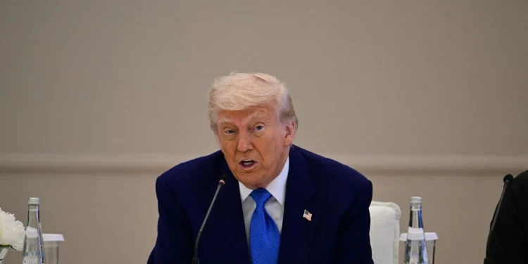 El presidente de Estados Unidos, Donald Trump, asiste a un foro empresarial en el Ritz Carlton de Abu Dabi el 16 de mayo de 2025 (Giuseppe CACACE / AFP)