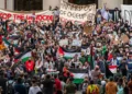 Manifestantes pro-palestinos y anti-Israel se reunieron en la Universidad de Harvard para mostrar su apoyo a los palestinos de Gaza en una manifestación en Cambridge, Massachusetts, el 14 de octubre de 2023, una semana después de que terroristas de Hamás perpetraran una masacre en el sur de Israel. (Joseph Prezioso / AFP)