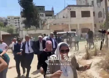 Diplomáticos extranjeros corren mientras las tropas de las FDI disparan tiros de advertencia mientras un grupo realiza un recorrido en la ciudad de Jenin el 21 de mayo de 2025 (captura de pantalla a través de redes sociales)