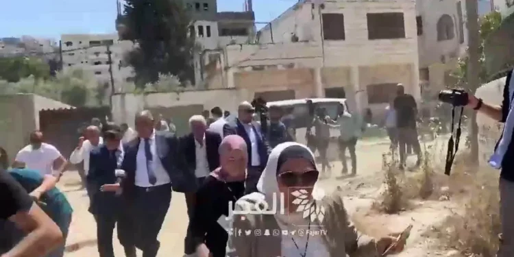 Diplomáticos extranjeros corren mientras las tropas de las FDI disparan tiros de advertencia mientras un grupo realiza un recorrido en la ciudad de Jenin el 21 de mayo de 2025 (captura de pantalla a través de redes sociales)