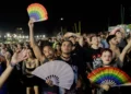 Los fanáticos vitorean mientras ven el concierto gratuito de Lady Gaga en la playa de Copacabana, en Río de Janeiro, el sábado 3 de mayo de 2025. (Foto AP/Bruna Prado)