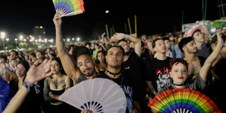 Los fanáticos vitorean mientras ven el concierto gratuito de Lady Gaga en la playa de Copacabana, en Río de Janeiro, el sábado 3 de mayo de 2025. (Foto AP/Bruna Prado)