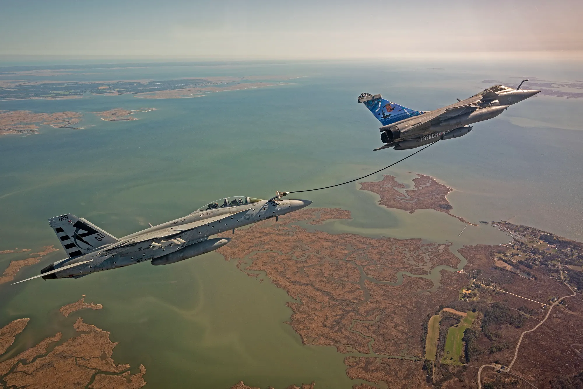 Un equipo de pruebas conjunto del Centro de Experimentación de Aeronáutica Naval (CEPA/10S) de la Armada francesa y el Escuadrón de Pruebas y Evaluación Aérea (VX) 23 de la Armada de los Estados Unidos están liderando las pruebas de vuelo que permitirán al avión de combate francés Dassault Rafale reabastecerse de combustible en el aire con los F/A-18 Hornet y Super Hornet y EA-18G Growler de la aviación naval. (Foto de la Marina de los EE. UU. por Erik Hildebrandt)