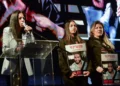 Einav Zangauker, madre del rehén Matan Zangauker, habla durante una manifestación contra el primer ministro Benjamin Netanyahu y su gobierno en la plaza Habima de Tel Aviv, el 29 de marzo de 2025. (Avshalom Sassoni/Flash90)