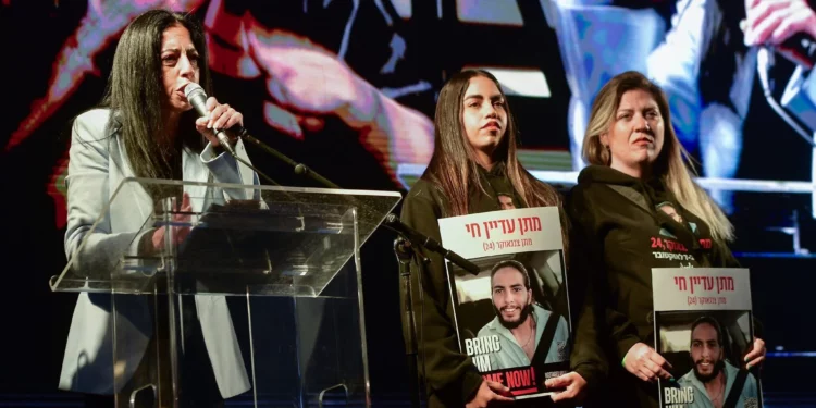 Einav Zangauker, madre del rehén Matan Zangauker, habla durante una manifestación contra el primer ministro Benjamin Netanyahu y su gobierno en la plaza Habima de Tel Aviv, el 29 de marzo de 2025. (Avshalom Sassoni/Flash90)