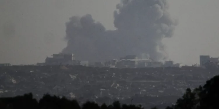 Un ataque israelí en la Franja de Gaza se ve desde el sur de Israel, el 26 de mayo de 2025. (Foto AP/Ariel Schalit)