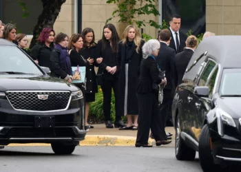 Familiares y amigos llegan a la Congregación Beth Torah para el funeral de Sarah Milgrim, empleada de la Embajada de Israel, quien fue asesinada la semana pasada frente a un museo judío en Washington, D.C., el 27 de mayo de 2025, en Overland Park, Kansas. (Foto AP/Charlie Riedel)