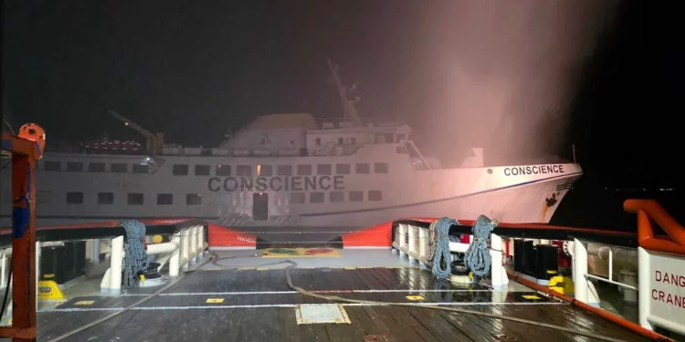 La Conciencia, después de que un dron impactara el buque que transportaba ayuda a Gaza frente a las costas de Malta, el 2 de mayo de 2025. (Gobierno de Chipre vía AP)