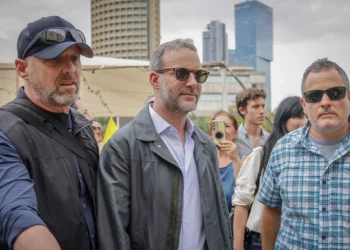 Adam Boehler (centro), enviado especial del presidente estadounidense Donald Trump para la cuestión de los rehenes, visita la Plaza de los Rehenes en Tel Aviv, el 13 de mayo de 2025. (Miriam Alster/Flash90)
