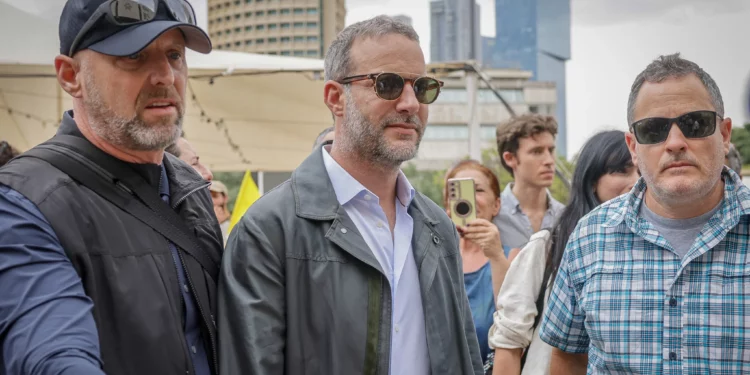 Adam Boehler (centro), enviado especial del presidente estadounidense Donald Trump para la cuestión de los rehenes, visita la Plaza de los Rehenes en Tel Aviv, el 13 de mayo de 2025. (Miriam Alster/Flash90)