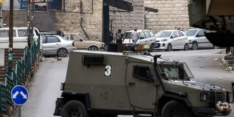Imagen ilustrativa: Un vehículo blindado del ejército israelí avanza por una carretera durante una operación militar en Nablús, en el norte de Judea y Samaria, el 8 de abril de 2025. (Jaafar Ashtiyeh/AFP)