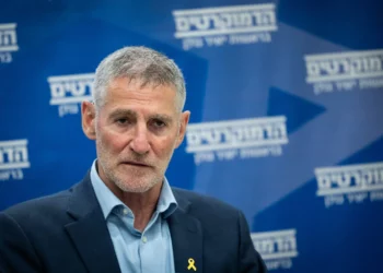 El líder del partido Demócrata, Yair Golan, preside una reunión de facción en la Knéset en Jerusalén, el 19 de mayo de 2025. (Oren Ben Hakoon/Flash90)